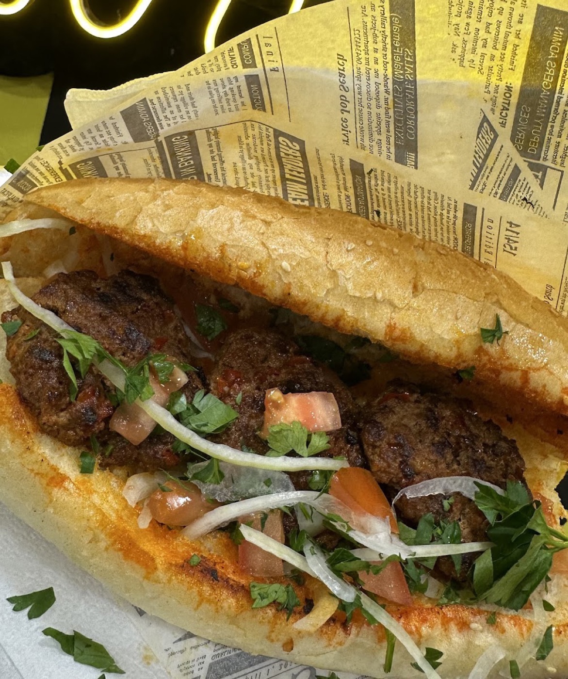 Köfte im Brot mit Zwiebeln, Tomaten und Petersilie bei By Erdem Tantuni Göppingen