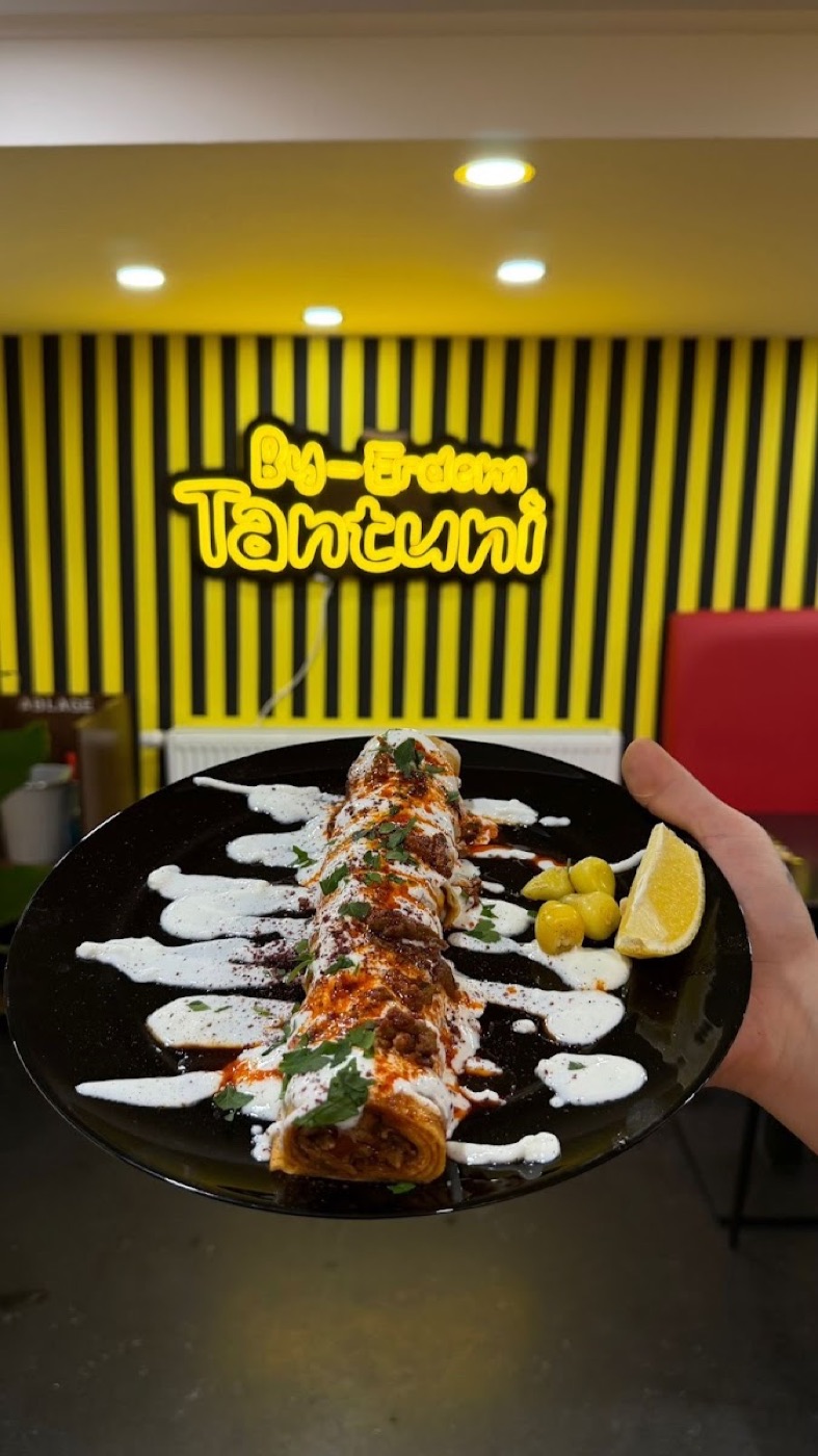 Frisch zubereiteter Tantuni-Wrap auf schwarzem Teller bei By Erdem Tantuni Göppingen